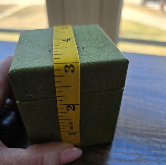 Gucci Green Embossed Box with Ribbon and Book - Picture 5 of 5